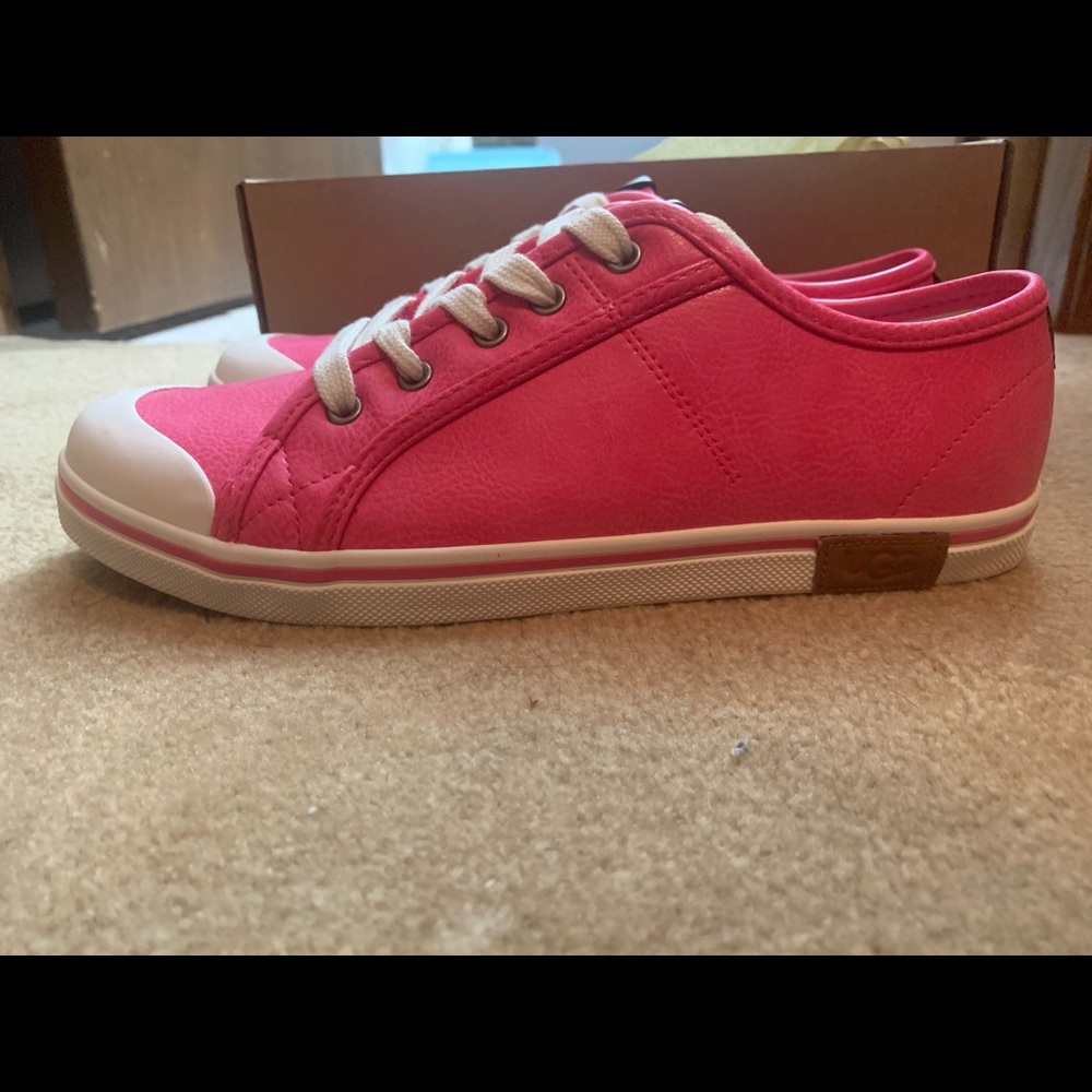 UGG - Picture 2 of 7